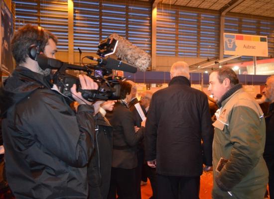 interview des éleveurs salers avant l'arrivée du Président HOLLANDE