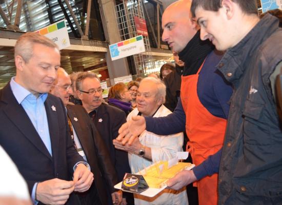 Bruno Le Maire déguste les fromages au lait de vache salers avec les explications de Géraud DELORME, Président de l'Association Salers Tradition