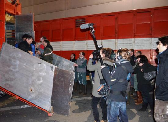 arrivée et déchargement des animaux a paris devant les caméras de TF1