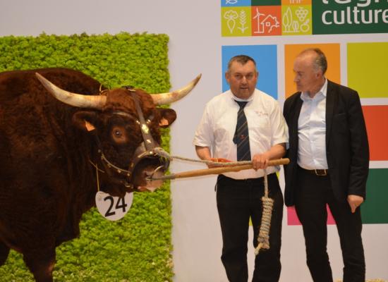 Remise du prix par Mr Patrick ESCURE, Président de la chambre d'agriculture du Cantal