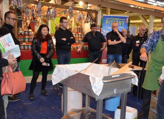 Démonstration de fabrication d'une tome de cantal par la coopérative de st bonnet de salers