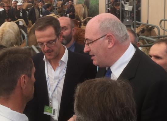 Phil HOGAN - Commissaire Européen à l'Agriculture à la rencontre des éleveurs salers