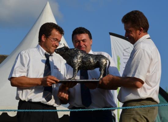 remise du taureau de bronze par Lionel DUFFAYET Président GSE